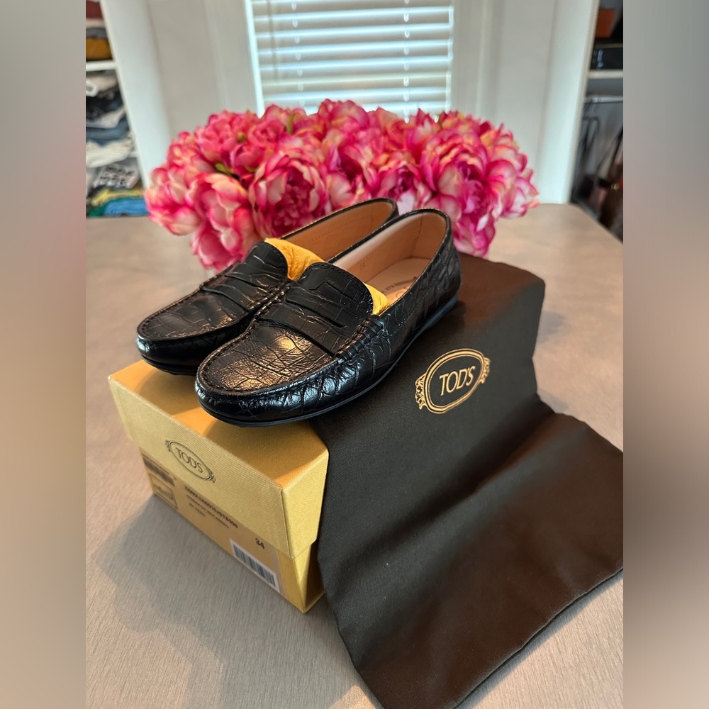 Tod’s women’s loafers slightly used & in very good condition.